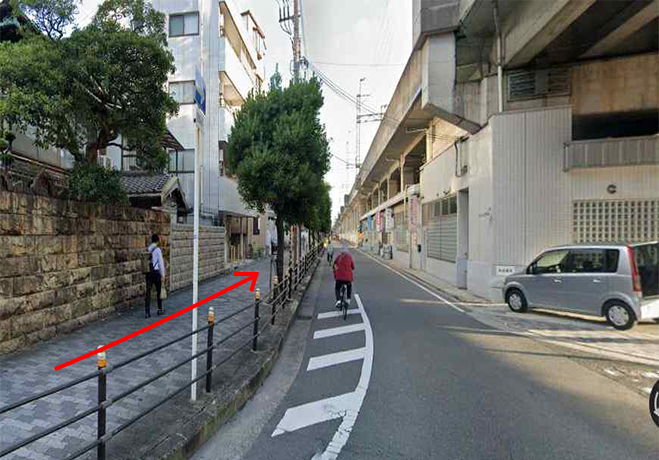03. Go straight along the footpath